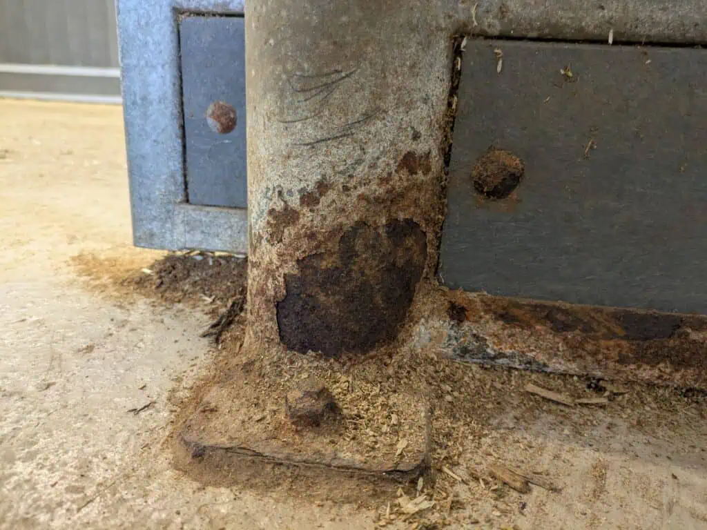 Rostig metall i ett stall