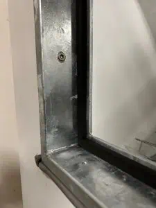 Fönster med bruten köldbrygga, närbild