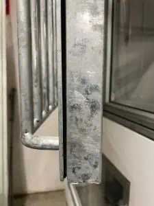Detaljvy av stålprofil med bruten köldbrygga för stallfönster